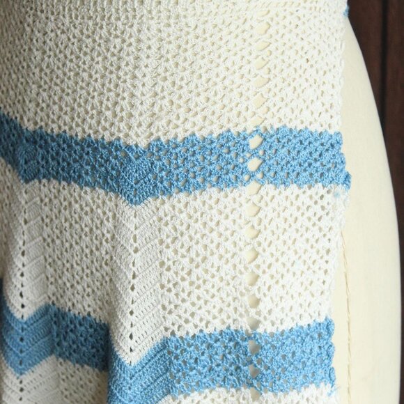 Vintage 1950s 1960s Half Apron, Crocheted in White and Blue,  Retro Kitchen - Picture 8 of 10